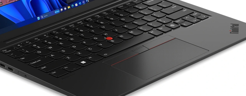 Lenovo ThinkPad X1 Carbon Gen 12 筆記簿型電腦的鍵盤細節特寫，顯示 TrackPad 與 TrackPoint。